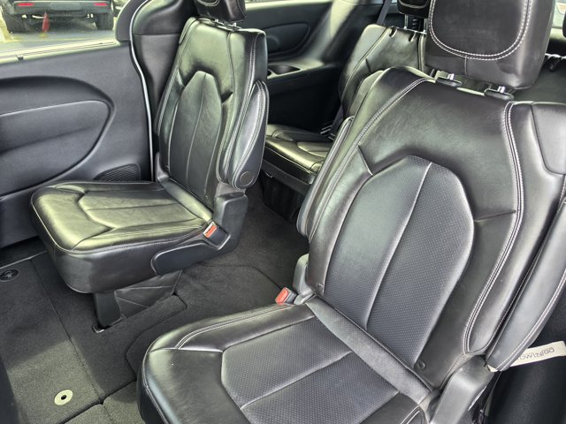 Used 2025 Chrysler Pacifica Select FWD image 11