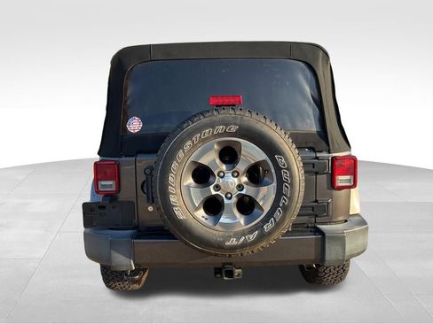 Used 2016 Jeep Wrangler Unlimited Sahara w/ Connectivity Group AWD/4WD image 4