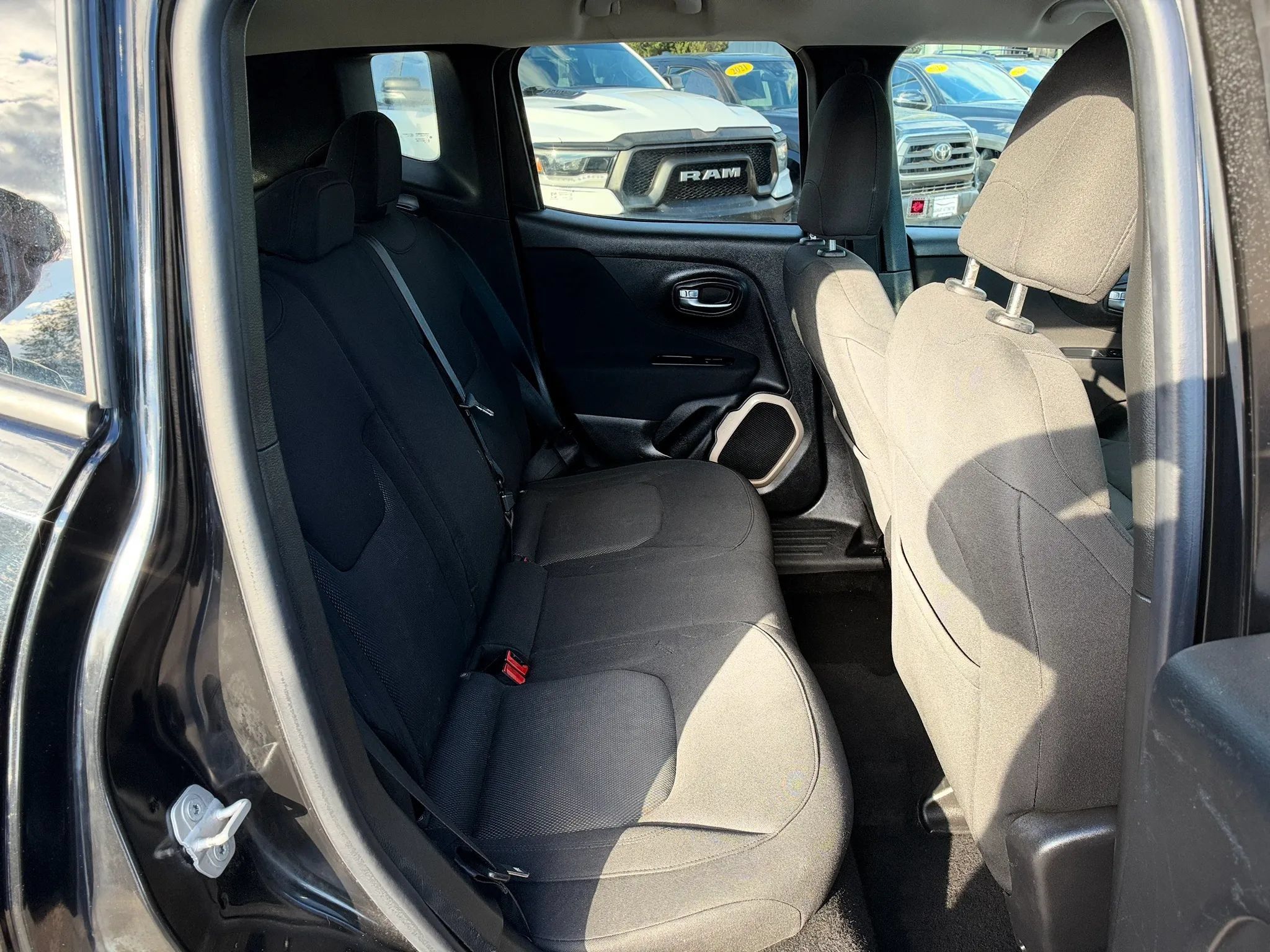 Used 2015 Jeep Renegade Latitude w/ Cold Weather Group II AWD/4WD image 18