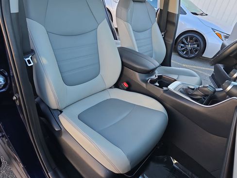 Used 2021 Toyota RAV4 Limited image 16