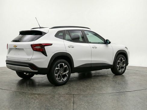 Used 2025 Chevrolet Trax LT w/ LT Convenience Package image 9