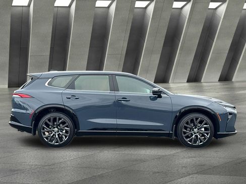 Used 2025 Toyota Crown Signia w/ Advanced Technology Package image 3