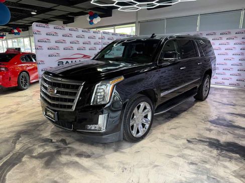 Used 2018 Cadillac Escalade ESV Luxury AWD/4WD image 4