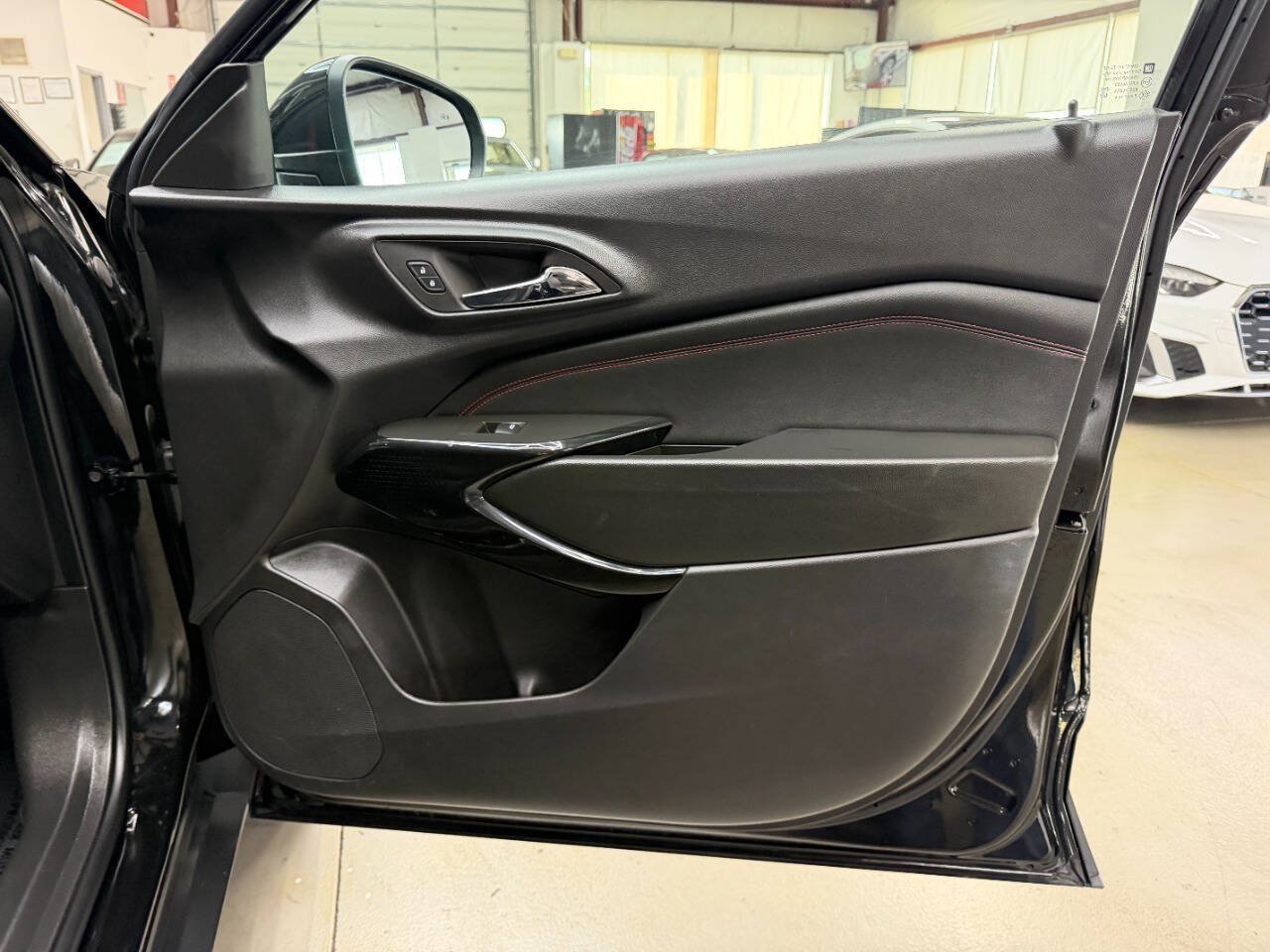 Used 2025 Chevrolet Trax RS w/ Sunroof Package FWD image 15