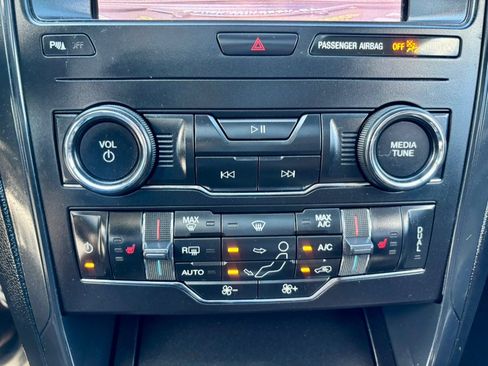 Used 2019 Ford Explorer XLT w/ Equipment Group 202A AWD/4WD image 26
