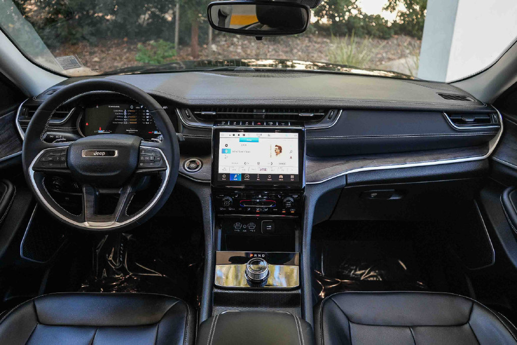 Used 2023 Jeep Grand Cherokee Limited w/ MOPAR Finishing Package RWD image 13