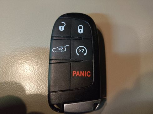 Used 2020 Jeep Grand Cherokee Limited w/ Luxury Group II AWD/4WD image 32