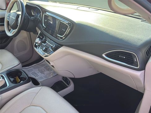 Used 2017 Chrysler Pacifica Limited image 37