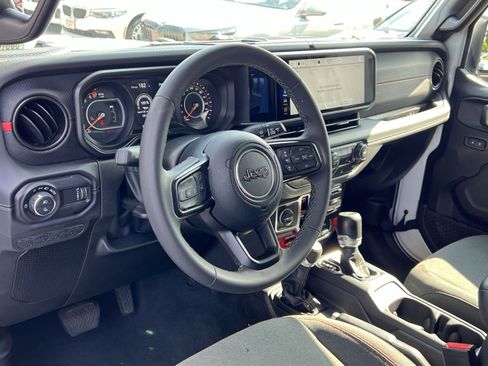 Used 2026 Jeep Gladiator Rubicon AWD/4WD image 13