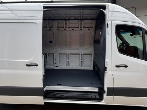 Used 2024 Mercedes-Benz Sprinter 2500 image 26