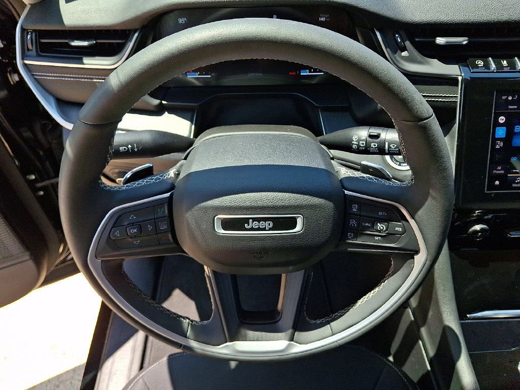 Used 2023 Jeep Grand Cherokee Laredo w/ Luxury Tech Group I AWD/4WD image 18
