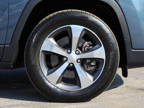 Used 2019 Jeep Cherokee Limited image 25