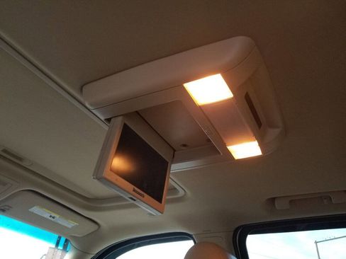 Used 2011 Cadillac Escalade ESV Luxury image 11