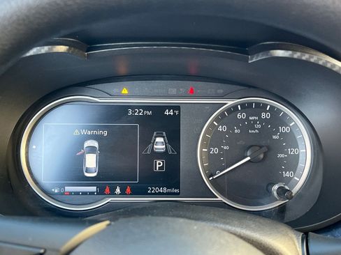 Used 2025 Nissan Versa SV image 38