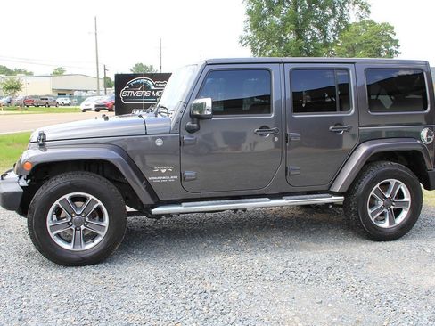 Used 2016 Jeep Wrangler Unlimited Sahara w/ Dual Top Group AWD/4WD image 3