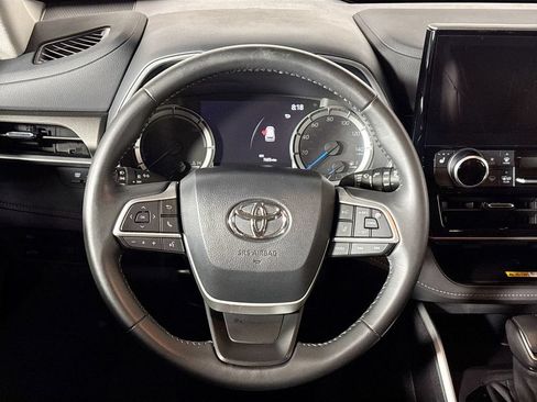 Used 2024 Toyota Highlander XLE AWD/4WD image 13
