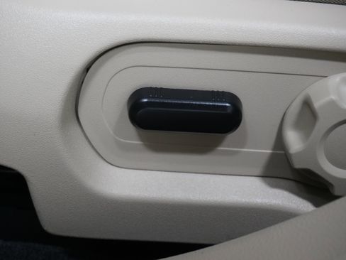 Used 2018 Ford Taurus SE image 13