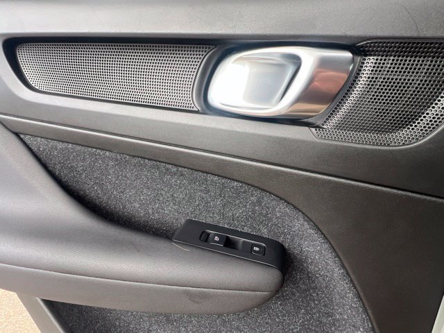 Used 2020 Volvo XC40 T4 Momentum FWD image 28