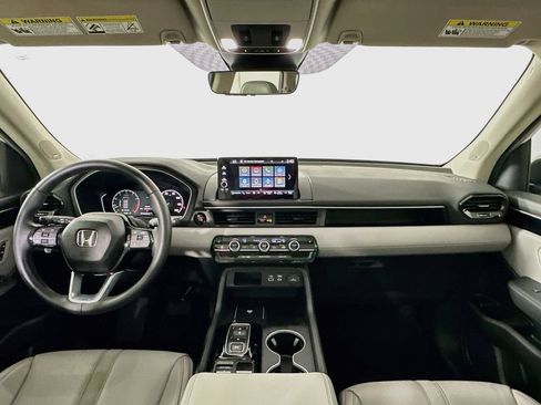 Used 2025 Honda Pilot Touring image 3
