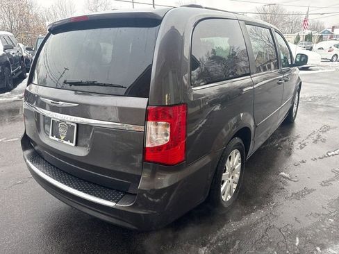 Used 2015 Chrysler Town & Country LX image 5