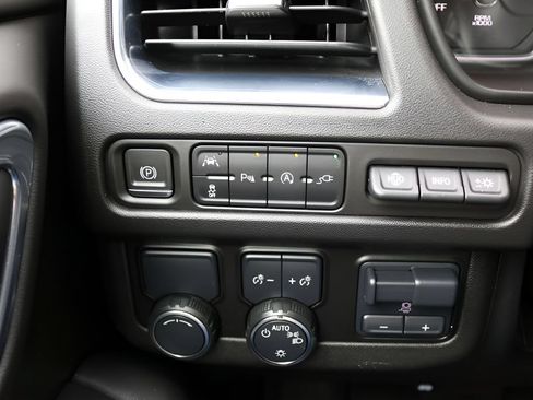 Used 2021 Chevrolet Suburban Premier w/ Premium Package RWD image 26