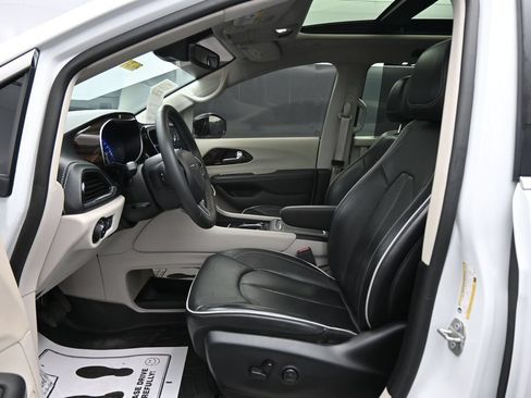 Used 2024 Chrysler Pacifica Limited w/ Uconnect Theater Family Group FWD image 9