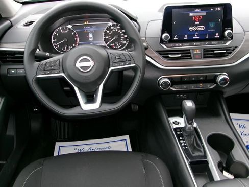 Used 2025 Nissan Altima 2.5 SV FWD image 11