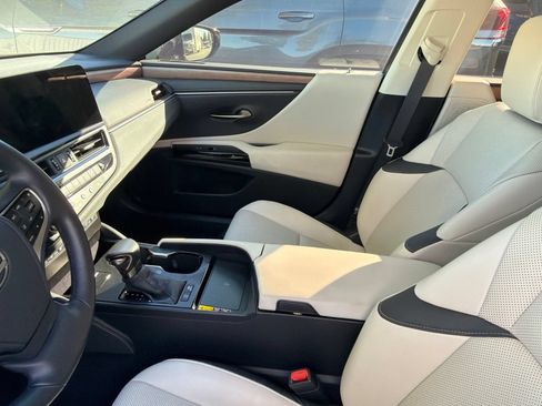 Used 2025 Lexus ES 300h w/ Premium Package FWD image 6