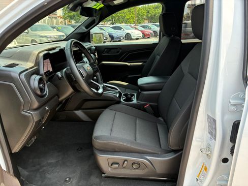 Used 2025 Chevrolet Colorado W/T w/ WT Custom Package AWD/4WD image 17