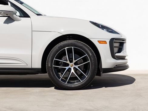 Certified 2025 Porsche Macan AWD/4WD image 11