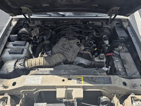 Used 2005 Ford Explorer Sport Trac XLS AWD/4WD image 12