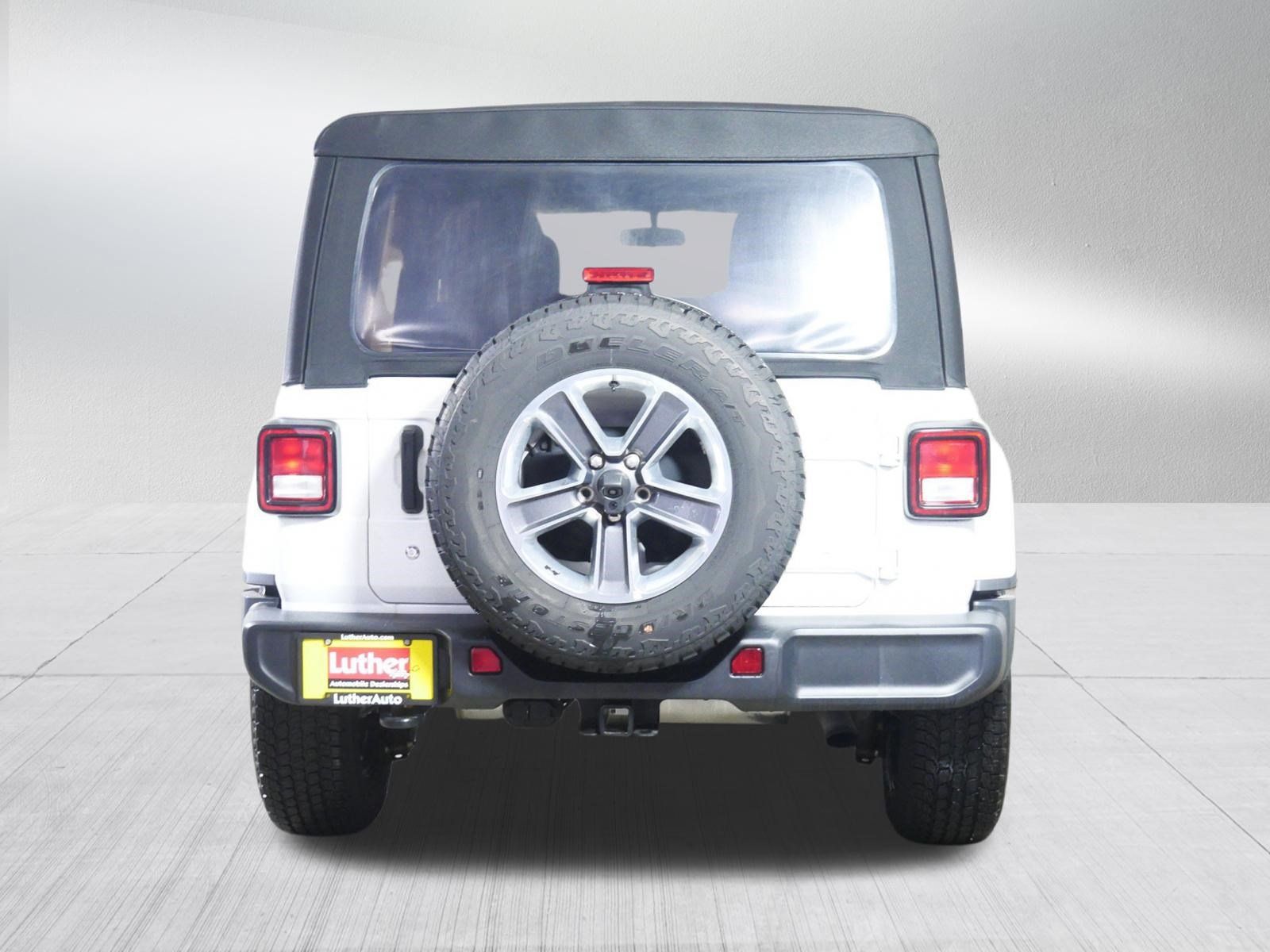 Used 2018 Jeep Wrangler Unlimited Sahara AWD/4WD image 6