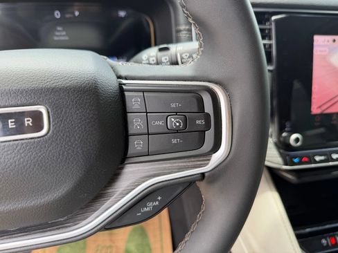 Used 2024 Jeep Wagoneer L Series II RWD image 12