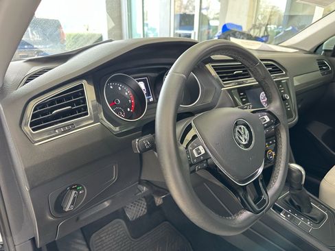 Used 2020 Volkswagen Tiguan SE image 20