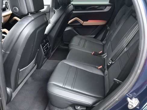 Certified 2024 Porsche Cayenne Coupe AWD/4WD image 7