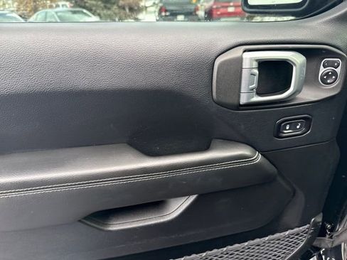 Used 2019 Jeep Wrangler Unlimited Sahara image 9