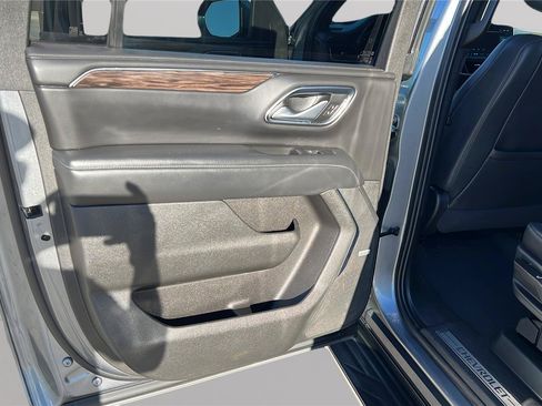 Used 2022 Chevrolet Suburban LT RWD image 14