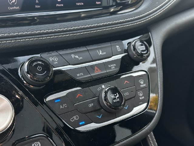 Used 2024 Chrysler Pacifica Premium FWD image 23
