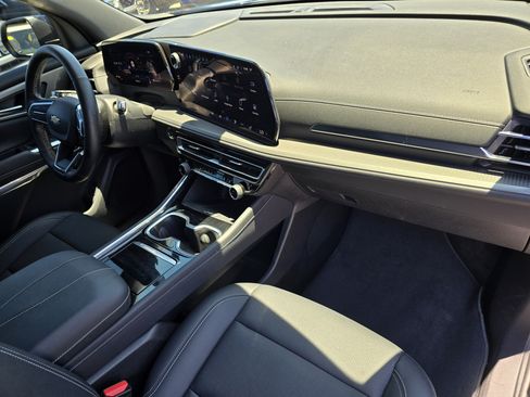 Used 2024 Chevrolet Traverse LT w/ LPO, Floor Liner Package FWD image 12