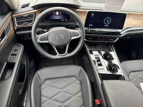 Used 2024 Volkswagen Atlas SE w/ Panoramic Sunroof Package image 7