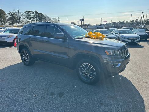 Used 2019 Jeep Grand Cherokee Laredo w/ Laredo X Package image 11