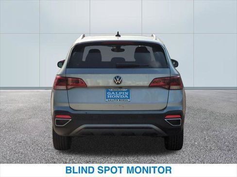 Used 2023 Volkswagen Taos SE w/ Panoramic Sunroof Package image 8