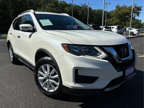 Used 2019 Nissan Rogue SV image 2
