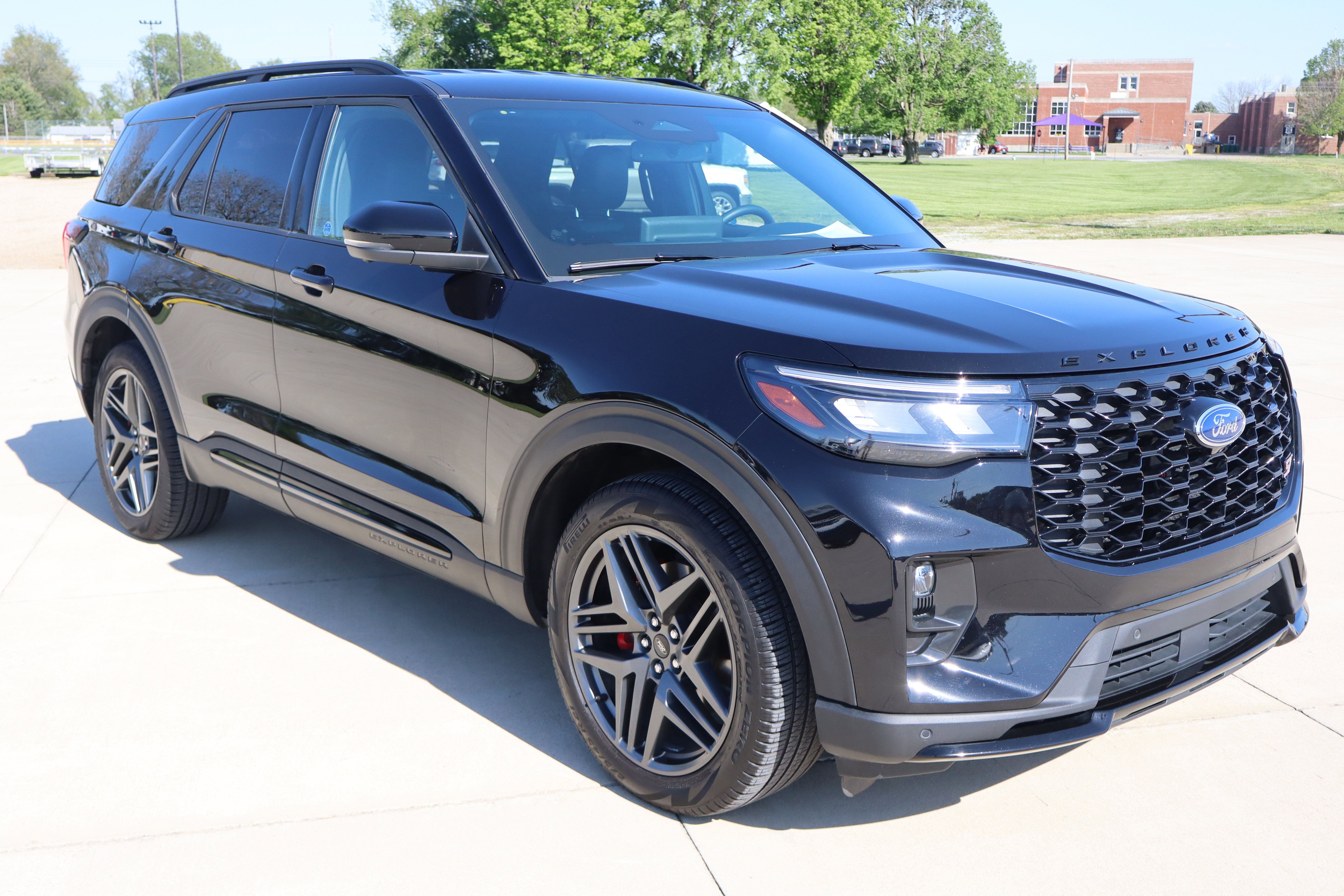 Used 2025 Ford Explorer ST AWD/4WD image 4