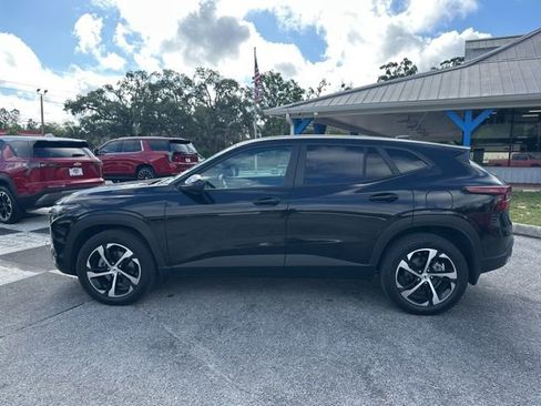 Used 2024 Chevrolet Trax RS w/ Sunroof Package FWD image 2