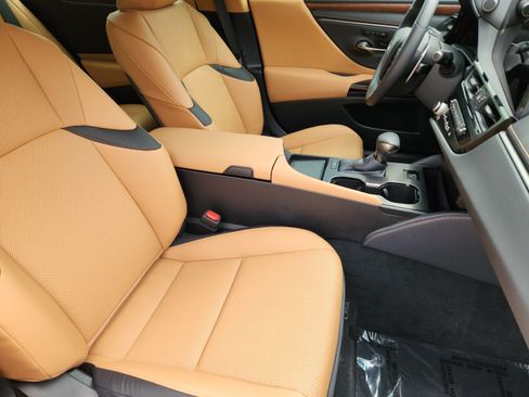 Used 2025 Lexus ES 350 w/ Premium Package FWD image 6