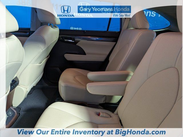 Used 2020 Toyota Highlander Limited FWD image 19