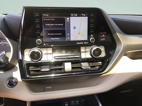 Used 2022 Toyota Highlander XLE FWD image 18
