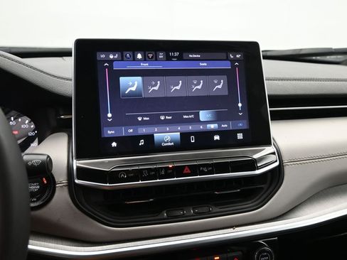 Used 2025 Jeep Compass Limited image 16