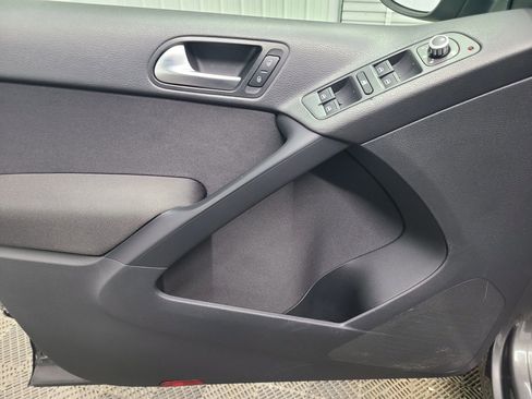 Used 2014 Volkswagen Tiguan S image 21